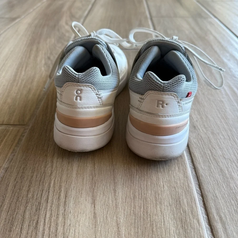On Running The Roger Advantage Tennis Sneakers